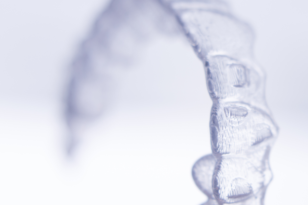 lathatatlan-fogszabalyozo-Invisalign-attachment-szombathely
